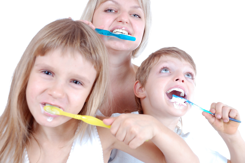 I wash and clean my teeth. Мойдодыр с зубной щеткой. Человек чистит зубы на природе. Family brushing Teeth. Девочка чистит зубы.